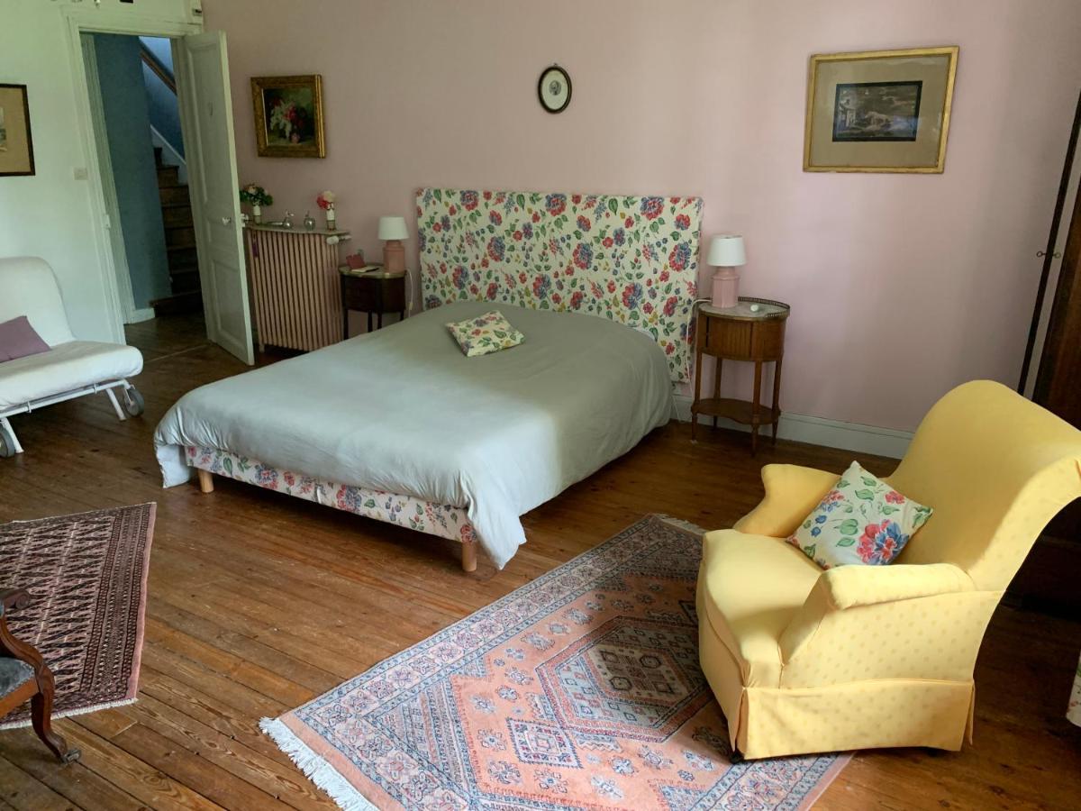 Bed and Breakfast Le Manoir Des Breholles Goustranville Exterior foto