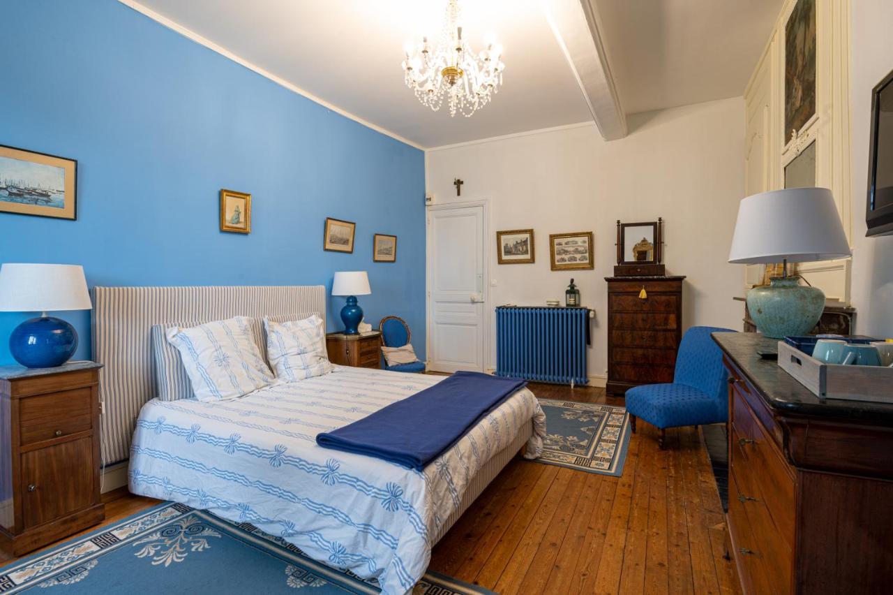 Bed and Breakfast Le Manoir Des Breholles Goustranville Exterior foto