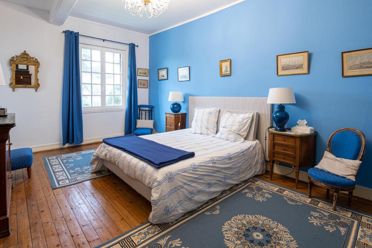 Bed and Breakfast Le Manoir Des Breholles Goustranville Exterior foto