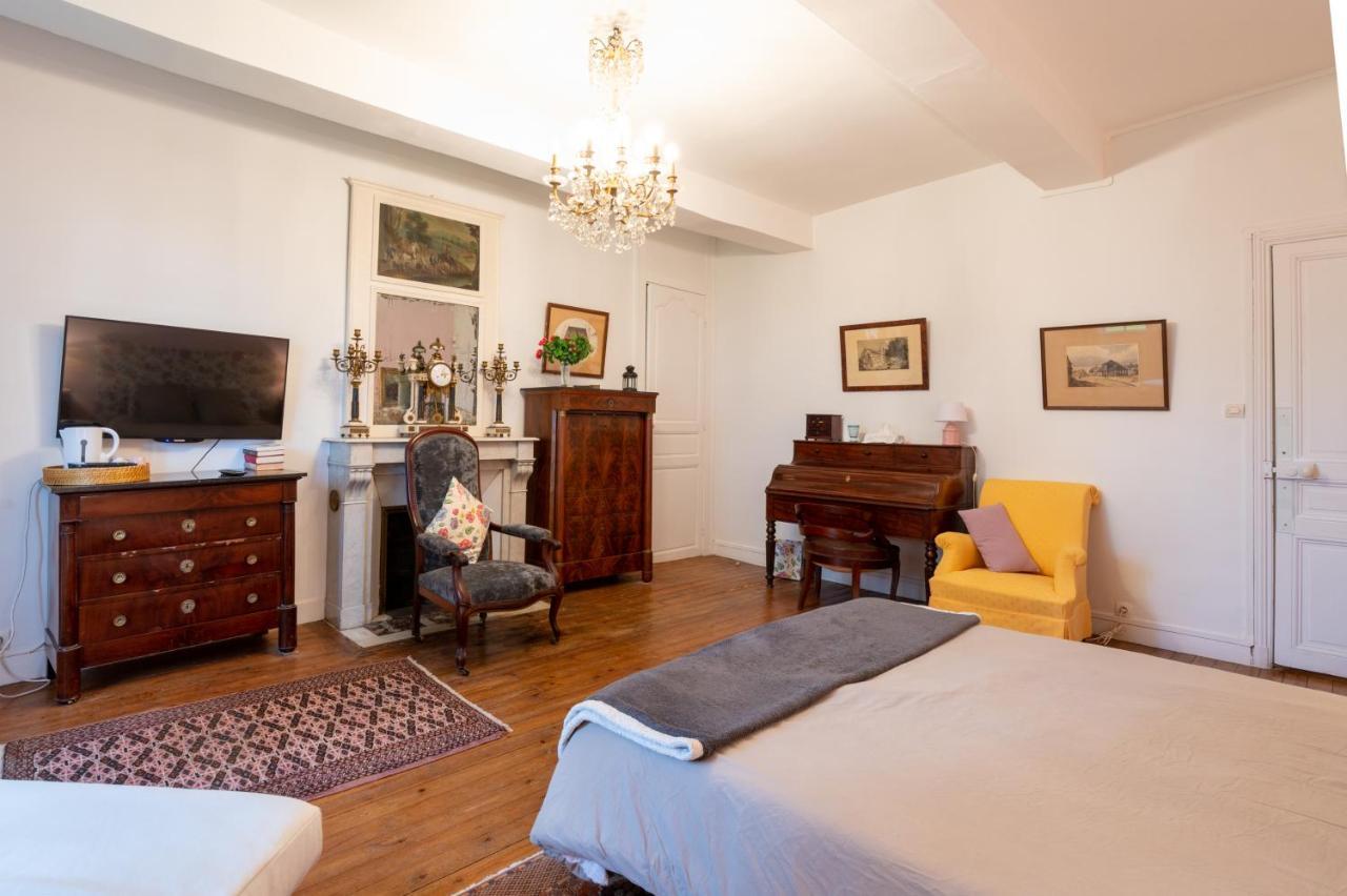 Bed and Breakfast Le Manoir Des Breholles Goustranville Exterior foto