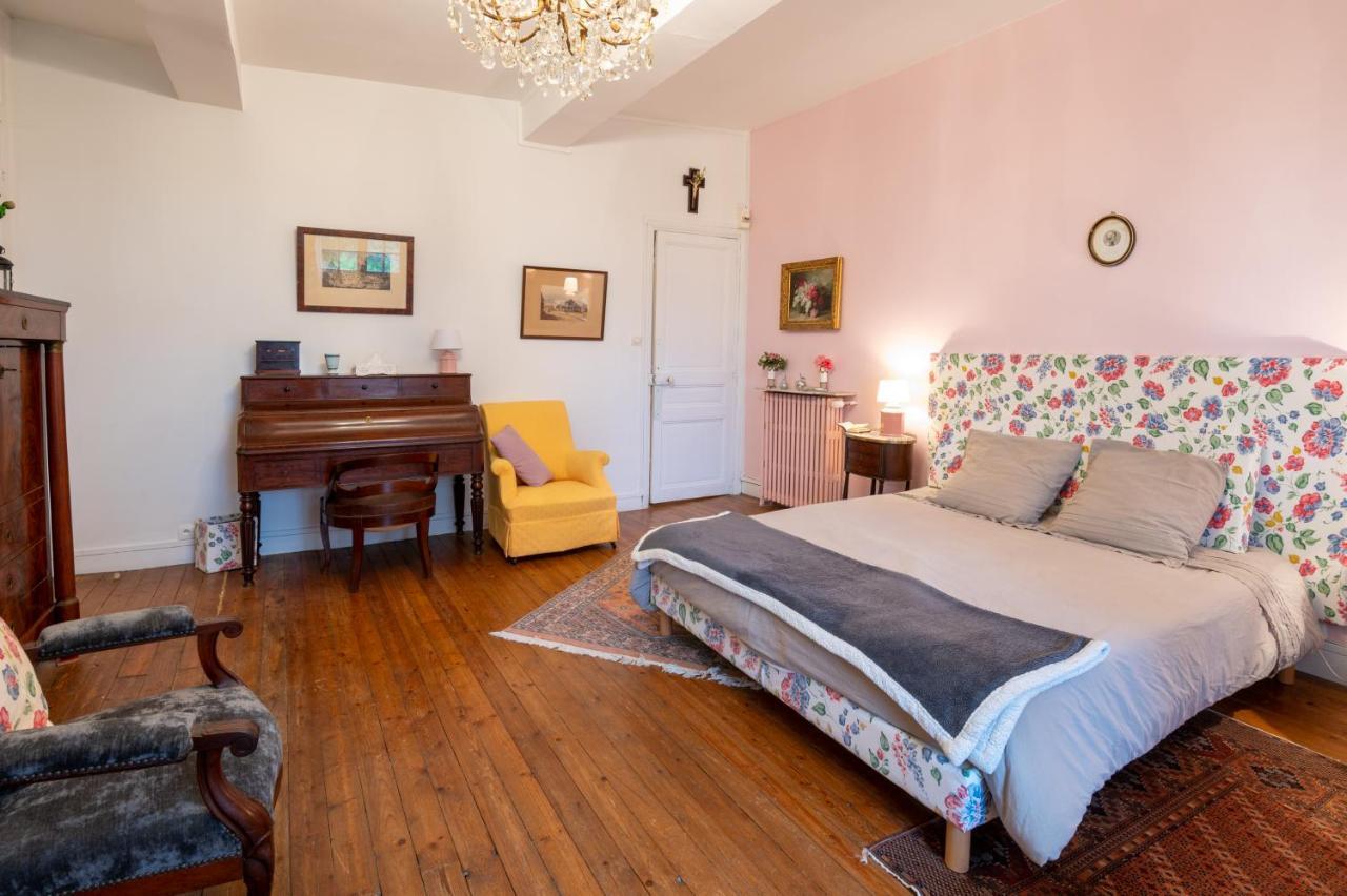 Bed and Breakfast Le Manoir Des Breholles Goustranville Exterior foto