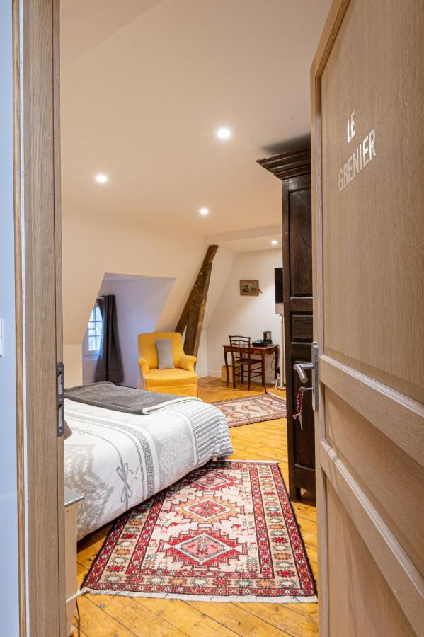 Bed and Breakfast Le Manoir Des Breholles Goustranville Exterior foto