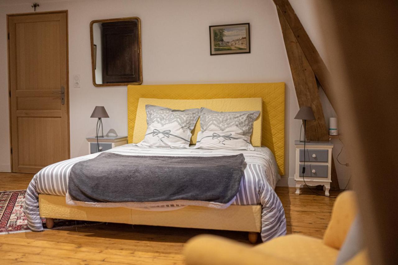 Bed and Breakfast Le Manoir Des Breholles Goustranville Exterior foto